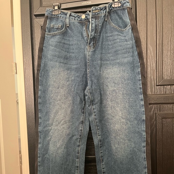 Wide leg denims with black side stripe. - Picture 5 of 7